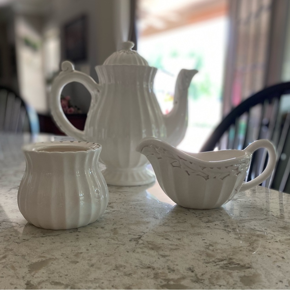 AMERICAN ATELIER at HOME~ATHENA~5166~IVORY IRONSTONE~PATTERN VICTORY LEAVES~G12